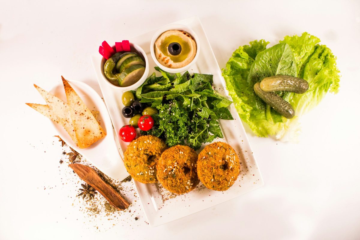 Falafel-Teller mit Hummus bei Fener Imbiss
